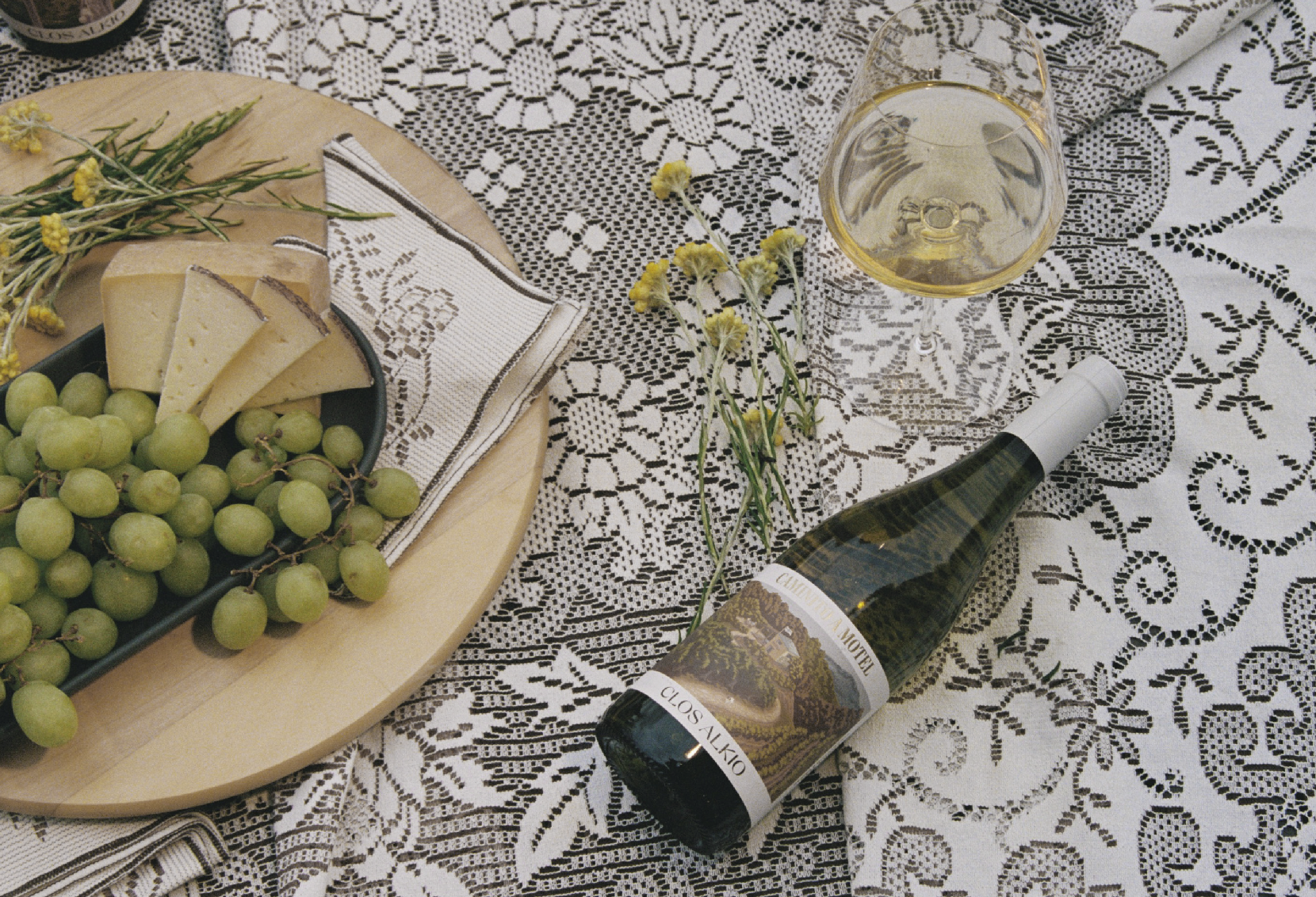 Clos Alkio wine and grapes