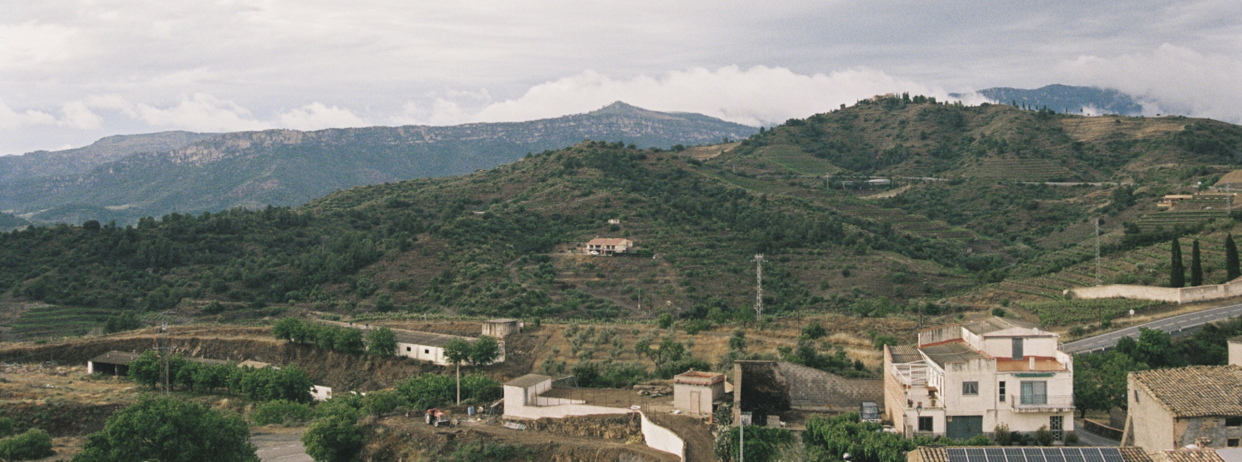Clos Alkio vineyards and the Priorat mountains